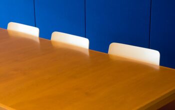 Welke grote houten vergadertafel past in jouw kantoor?