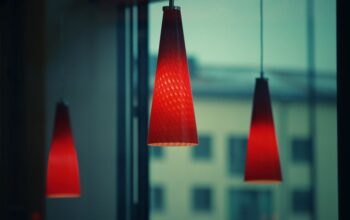 Stijlvolle hanglampen kiezen voor sfeer boven de eettafel