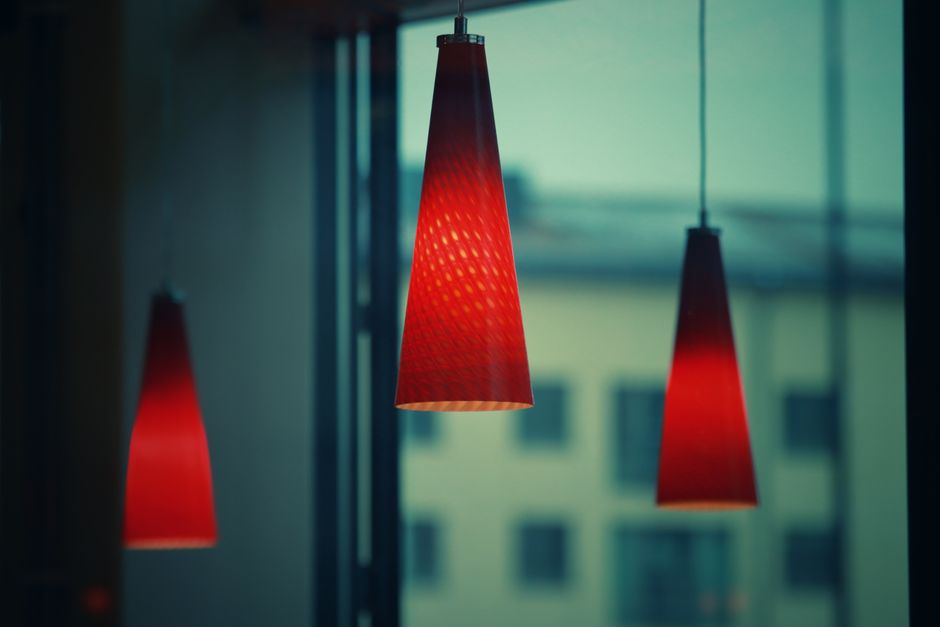 Een stijlvolle hanglamp boven een eettafel, die een gezellige sfeer creëert in een eetkamer.